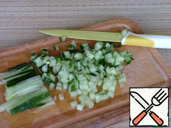 Cut the cucumber into small pieces.