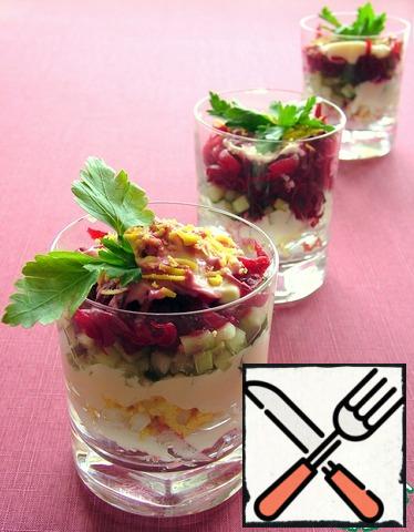 Spread in layers in a large salad bowl or in portions:
crab meat-smear with mayonnaise,
eggs-smear with mayonnaise,
cucumber,
beetroot.
