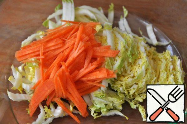 While the steaks are being baked, thinly chop the Peking cabbage and carrots.
I was grating carrots.