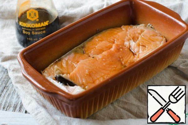 Let's start with cooking salmon. It must be placed in a heat-resistant form and pour 3 tablespoons of soy sauce. Put the form with the fish in a preheated 180 degree oven for 10 minutes, the main thing is not to overdo it, and then it will be dry.