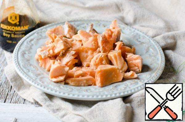 When the fish is ready, take it apart into small pieces.