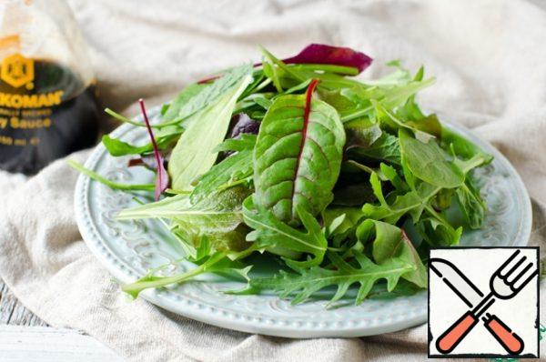 Wash and dry the salad mix.