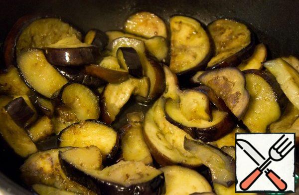 Fry eggplants in oil over high heat until transparent.  Then add the sauce, stir and simmer over medium heat for 10 minutes.