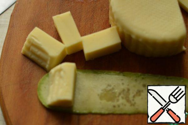 2. Cut the cheese into cubes.  Wrap cheese in zucchini plates.  On skewers, I took small ones, string a tomato, then zucchini with cheese, then pepper and again a tomato.