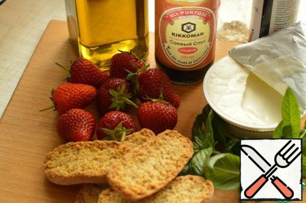Cut the strawberries into slices, transfer to a cup.