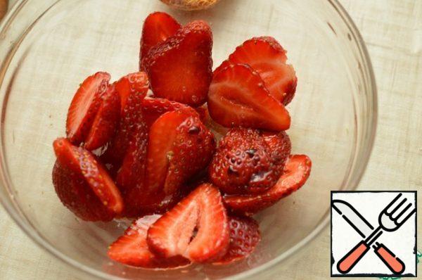 Add butter, soy sauce, balsamic, chopped basil, sugar, black pepper to a cup, mix gently and leave for 5-10 minutes.