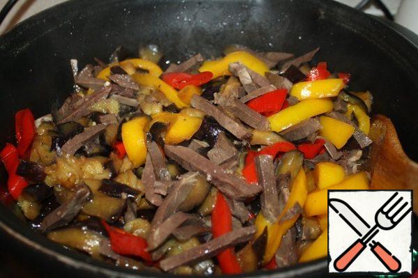 Add the sliced beef heart, 1 tsp salt and fry for another 2 minutes, the lid is not closed.