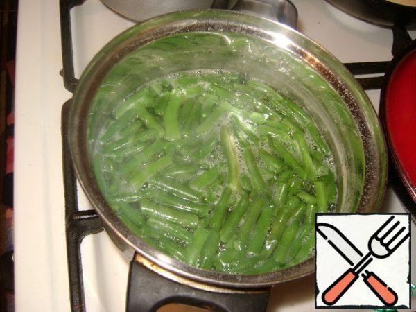 Boil the broccoli, beans and carrots separately in salted water until tender.