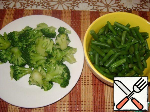 To ensure that the broccoli and beans do not lose their brightness after cooking, drain them through a colander and cover with ice water.