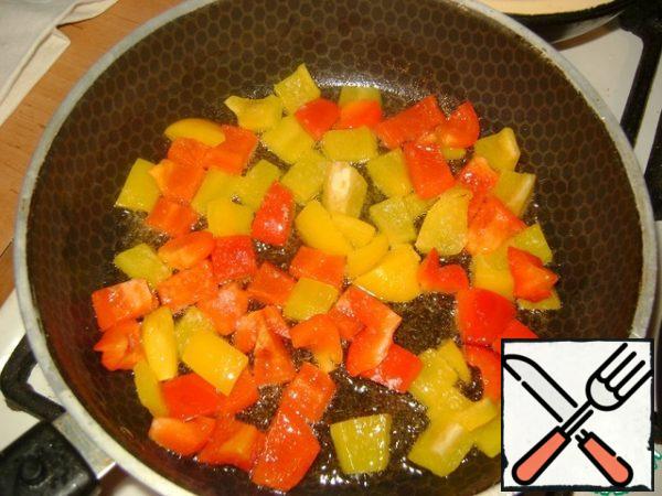 Fry in a hot frying pan in a small amount of vegetable oil until tender. Set aside on a plate.