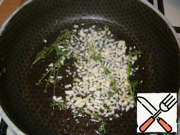 In hot vegetable oil, fry the chopped garlic and a few sprigs of thyme for 1-2 minutes. Get the thyme sprigs.