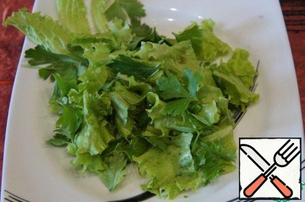 Mix several varieties of young greens (I have a green salad, coriander and parsley, but you can use any of your favorite greens), put on a flat plate.