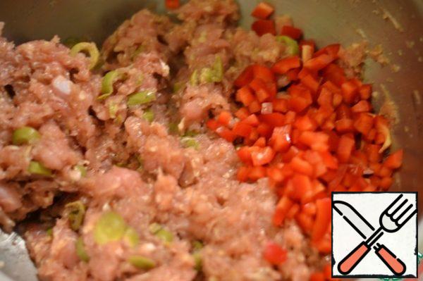Sweet red pepper cut into pieces and add to the minced meat.
Stir. Beat off.
Cover the bowl with a lid and refrigerate for at least
3 hours.