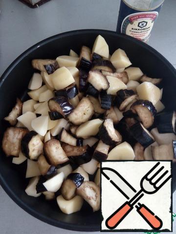 Wash eggplant, cut into half rings, pour salt, leave for 20 minutes. Then wash and spread on a baking sheet, to cut into large cubes of potatoes.