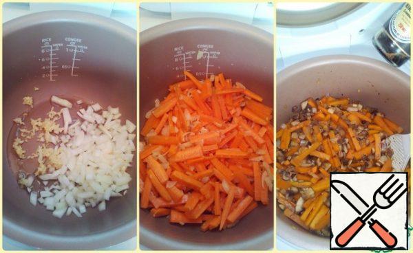 Fry the onion and minced garlic, then alternately add the carrots and mushrooms, add the Kikkoman soy sauce, and fry all together.