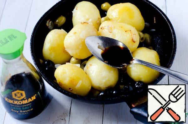 Heat the vegetable oil in a frying pan or saucepan, add the potatoes, onions, olives and olives, and cook over medium heat for 5 minutes. Then add the Kikkoman soy sauce and water and cook for another 15 minutes.