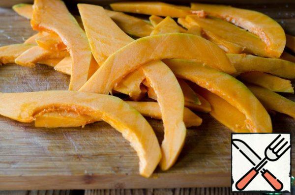Peel the pumpkin and also cut into plates.