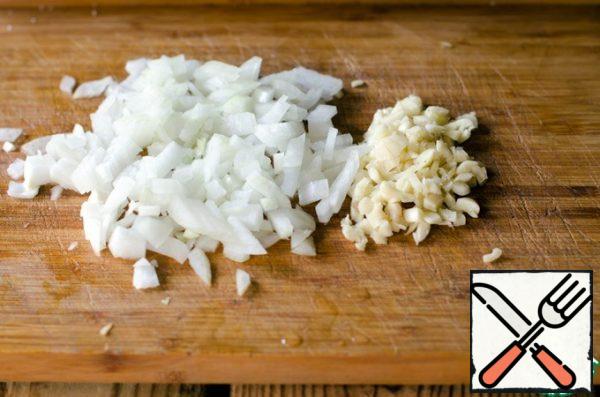 Peel the onion and garlic and chop them finely.