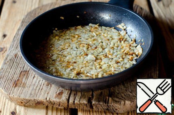 In a frying pan, heat the vegetable oil and fry the onion and garlic until Golden. Remove from heat. Add soy sauce to the onion and garlic.