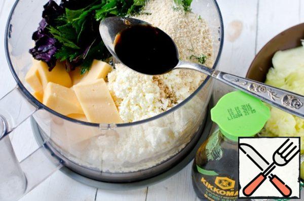 Put the cottage cheese, cheese, herbs and half of the breadcrumbs in a blender bowl. Also add 3 tablespoons of soy sauce. Grind in pulse mode.