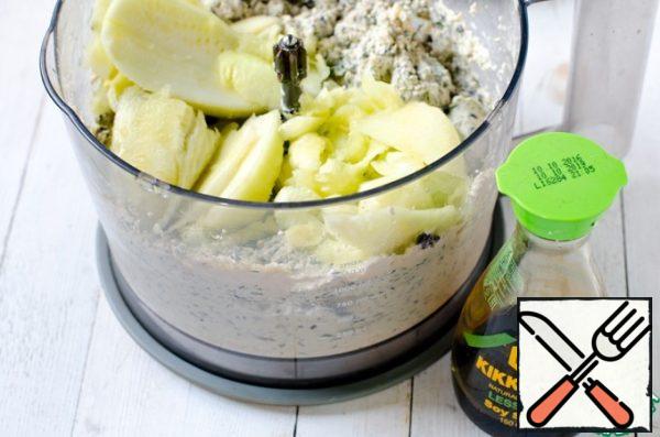 Add the zucchini pulp to the resulting filling and grind again.