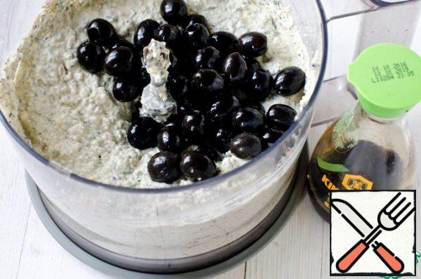 Add the olives and stir with a spoon.