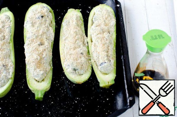Fill the zucchini halves with curd mass. Drizzle with olive oil and sprinkle with the remaining breadcrumbs.