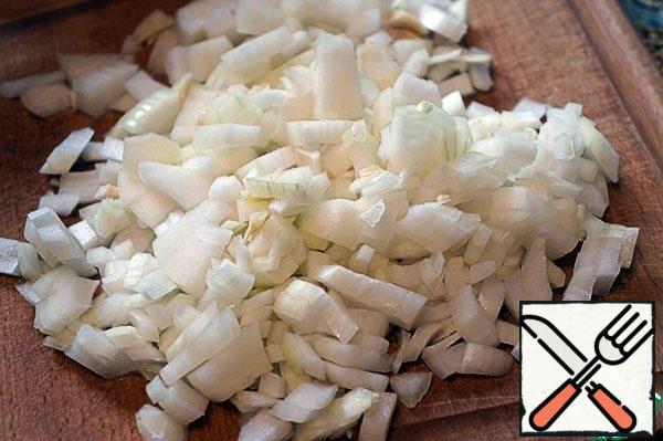 Cut the onion into small cubes.