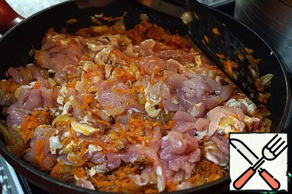 As soon as the carrots become soft, send the chicken fillet to the vegetables.