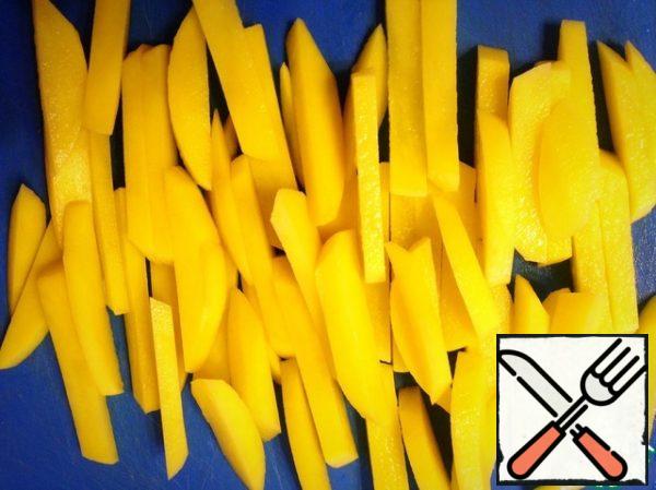 This dish can be made from raw and boiled potatoes.
Fry potatoes with a small amount of fat, well heated in a frying pan. This ensures the appearance of a crust on the surface of the product.
Vegetables are washed and cleaned. Peeled potatoes darken in the air, so they should be stored in water, but only peeled, not sliced, and no more than 1-2 hours.
Cut into slices, slices or cubes. Wash and dry the potatoes on a towel or paper napkins.
Peel the boiled potatoes if they are cooked in a uniform, cool them and cut them into slices.