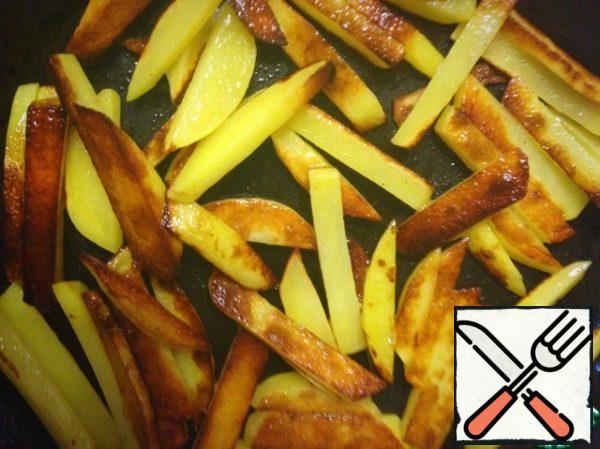 It is better to use a frying pan made of stainless steel, cast iron or non-stick coating. vegetables are easily burnt on aluminum pans. In a frying pan, heat the fat (vegetable oil, lard) until a slight haze appears, put the potatoes in one layer. Reduce the heat to medium. Turn gently with a wide spatula or shaking the pan when the potatoes are browned on one side (about 2 minutes). Fry for about 10 minutes, stirring occasionally. If the potatoes are well browned on all sides, but not yet done, it is necessary to reduce the fire.