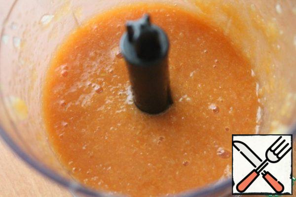 Mix the apricots, chopped onion, ketchup, soy sauce and wine vinegar in a blender. Grind into a homogeneous mass.