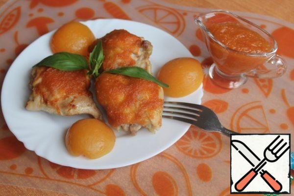 Chicken thighs with sweet and sour apricot sauce are ready!) If you want to use the remaining sauce as gravy, let it boil on the stove. The thighs can be served with rice or mashed potatoes, fresh or baked vegetables, or on their own.