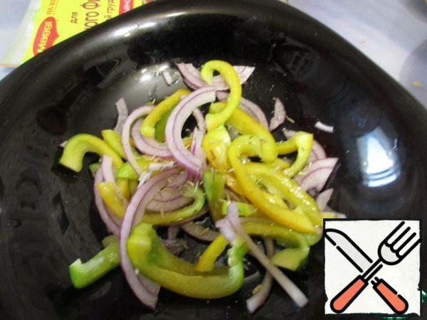 Cut pepper, zucchini and onion into thin strips, season with salt, drizzle with vegetable oil, sprinkle with rosemary and leave for 10 minutes.