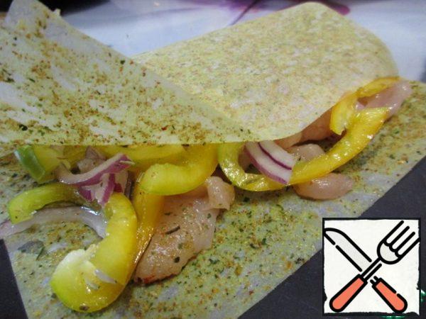 Cut the chicken fillet into strips, salt, add the vegetables and place on the Maggi frying sheet on the second for tender chicken breast fillet with garlic and herbs.