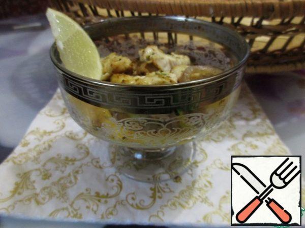 Frying sheets will make the salad juicy and spicy without much dressing. Place the cooked chicken with vegetables in a salad bowl, drizzle with lemon juice or serve with a lemon wedge.