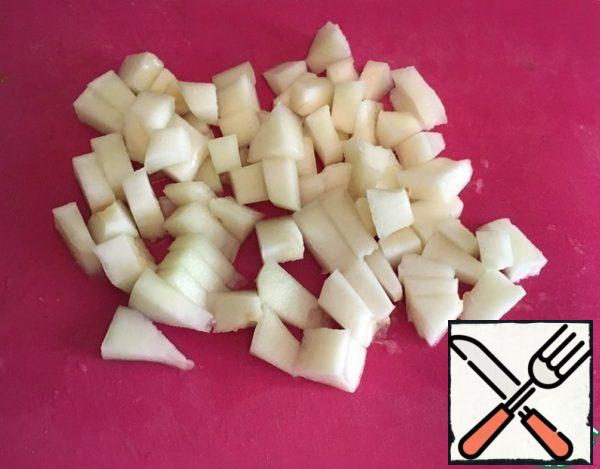 Peel the melon, remove seeds and cut into cubes.