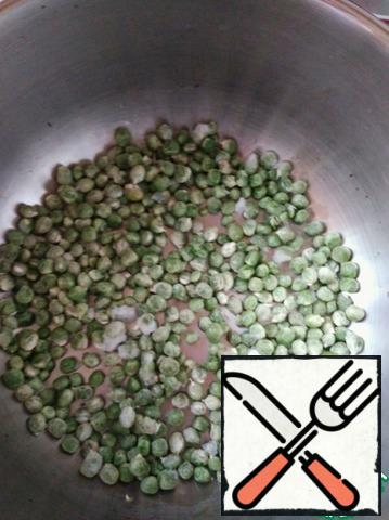 Put fresh peas in a pressure cooker pan, it is in it that the side dish will be prepared in 10 minutes.