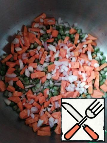 Chop the onion into small cubes and add to the pan.