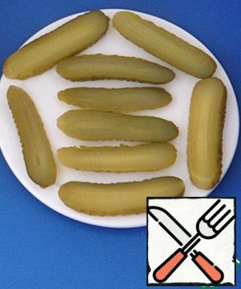 Cut the pickled cucumbers lengthwise into three parts.