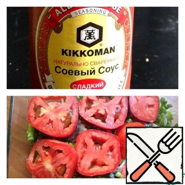 Cut the tomatoes into thin slices and put them on the green onions. Put the fish in the oven at 190 g for 15 minutes.