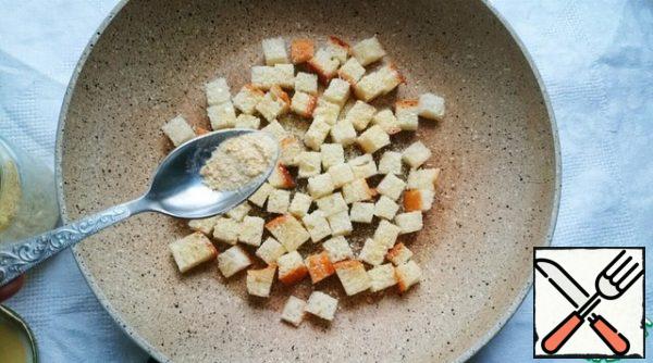 Next, sprinkle the crackers with salt and onion powder. The amount of salt is not specified intentionally, because I like it when the crackers are well salted, many may disagree with me, but do not spare the onion powder!