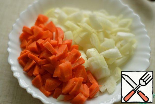 Peel the onions and carrots and cut them randomly.