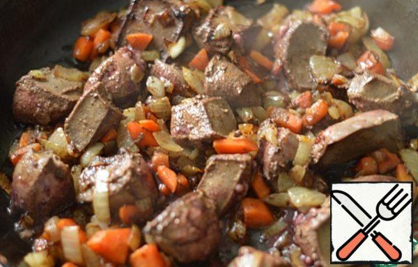 Fry the onion and carrot in vegetable oil until transparent, add the liver cut into small pieces, and fry. Season with salt and pepper, add the crushed garlic, pour in the cream and simmer under the lid on low heat until the liver is ready. Then add the butter. Punch the vegetables with the liver with a blender and cool.

