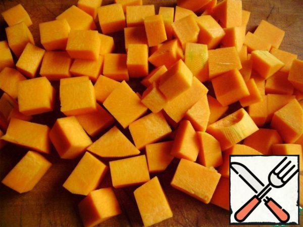 Cut the pumpkin into cubes.