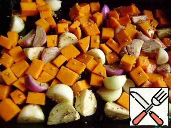 Spread on a baking sheet. And bake in the oven at 180 degrees for 20-25 minutes, until the pumpkin is ready.