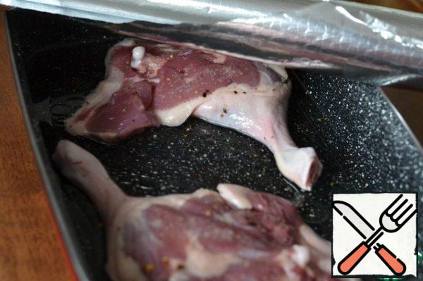Grease the mold with sunflower oil.
Put the legs in the form, add water.
Sprinkle with cumin.
Cover with foil and bake at 200g for 60 minutes.