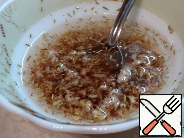 In a salad bowl, combine the crushed garlic, rosemary, sumac, Basil and vegetable oil. I have prepared a little more for another recipe.