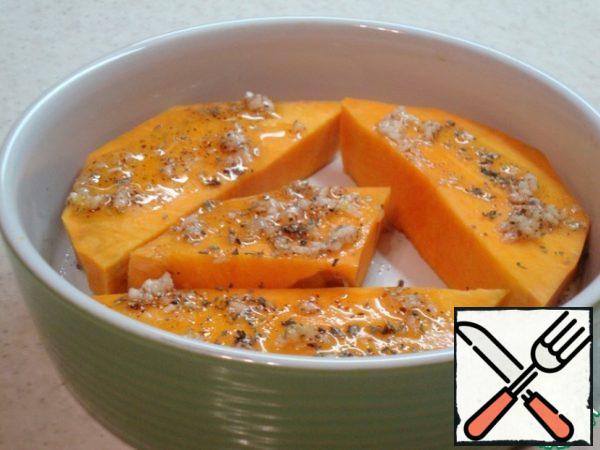 Peel the pumpkin and cut it into 1 - 2 cm thick plates. Place in a baking dish and drizzle with oil and spices.