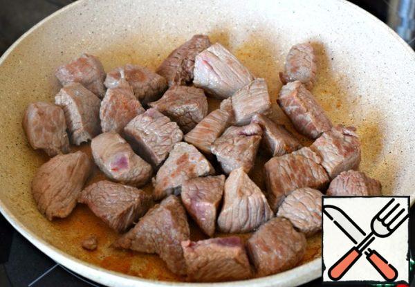Cut the beef flesh into medium-sized pieces (about 3x3 cm)
Fry in a dry, well-heated frying pan over high heat for a minute on each side.
